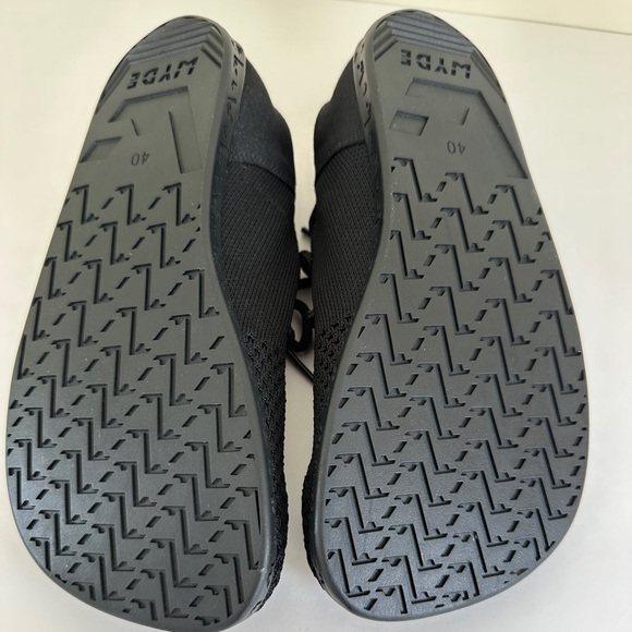 Wydefootware • Hallux 1.0 in charcoal Barefoot Minimalist wide toe shoe - Picture 5 of 8